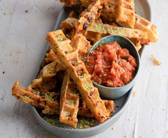 鹹鬆餅吉拿棒佐辣味番茄沾醬