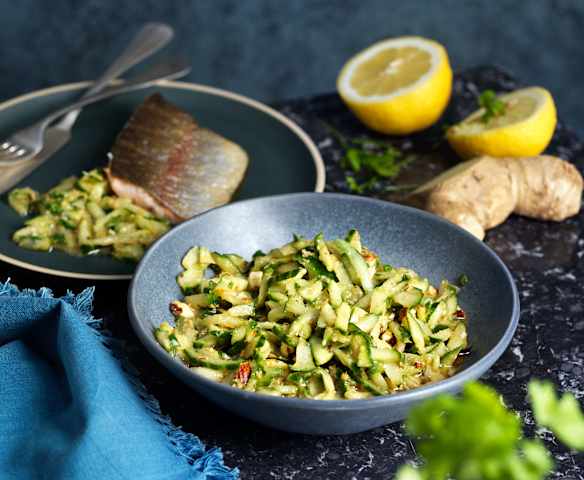 Gurkensalat Asia Style (mit Gemüsestyler)