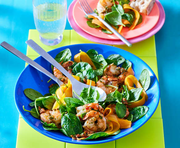 Spinat-Möhren-Salat mit Garnelen