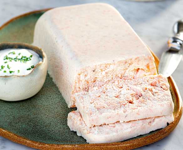 Mousse de salmón con salsa de yogur