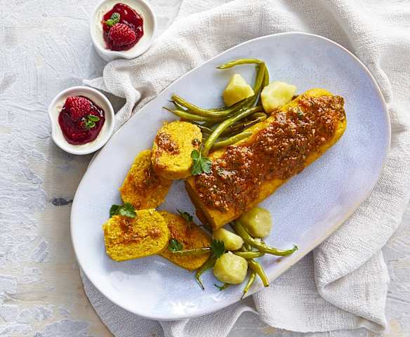 Polpettone vegetariano con contorno di verdure; cheesecake ai lamponi