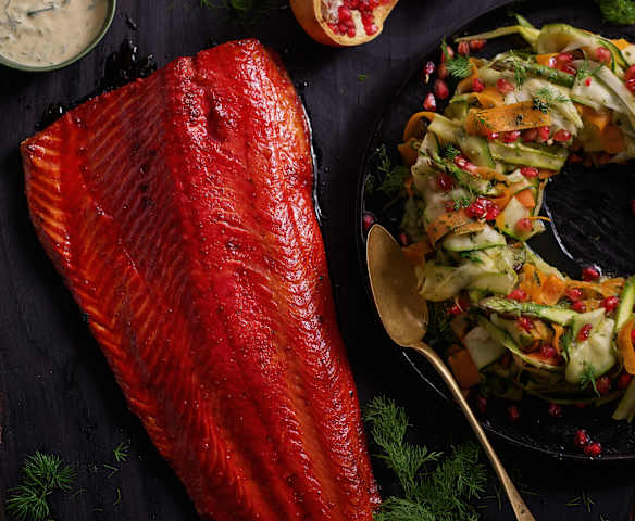Salmão de Natal com coroa de legumes e molho de aneto
