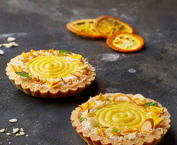 Tartellette cocco e mandorle con curd alle arance Tartellette cocco e mandorle con curd alle arance