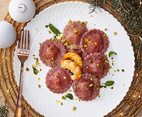 Ravioli alla barbabietola con gamberi e pistacchi Ravioli alla barbabietola con gamberi e pistacchi