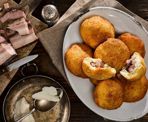 Kynuté bramborové koblížky s uzeným masem