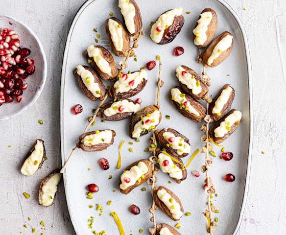 Datteri farciti al mascarpone con melagrana e arancia Datteri farciti al mascarpone con melagrana e arancia