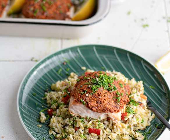 Saumon en croûte de pesto de tomates séchées et riz aux légumes Saumon en croûte de pesto de tomates séchées et riz aux légumes