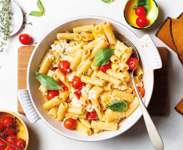 Pasta con queso feta al horno