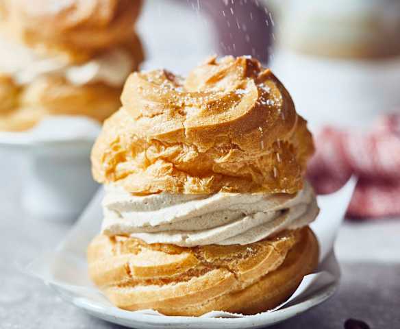 Windbeutel mit Mocca-Sahne-Füllung