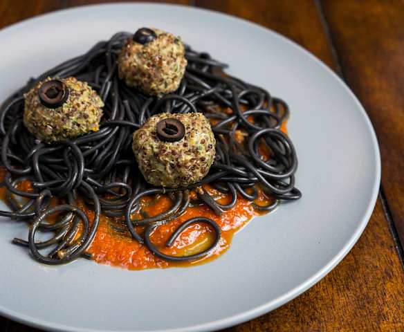 Špagety s rajčatovou omáčkou a očními bulvami