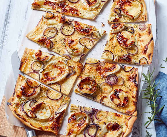 Flammkuchen mit Ziegenkäse und Honig