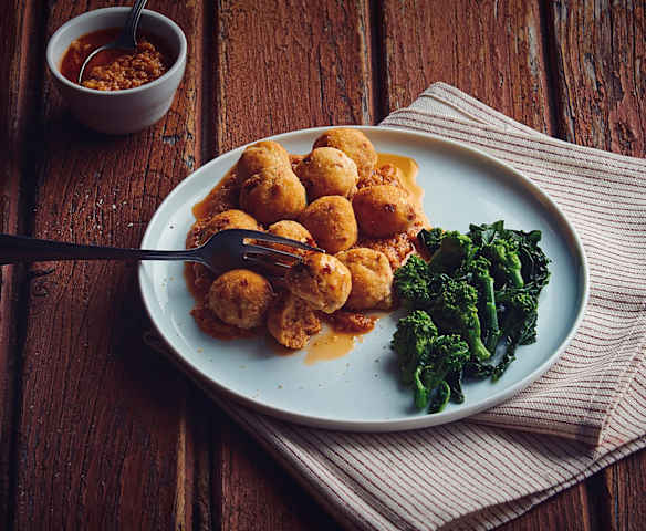 Polpettine di merluzzo in salsa saporita con contorno di cime di rape