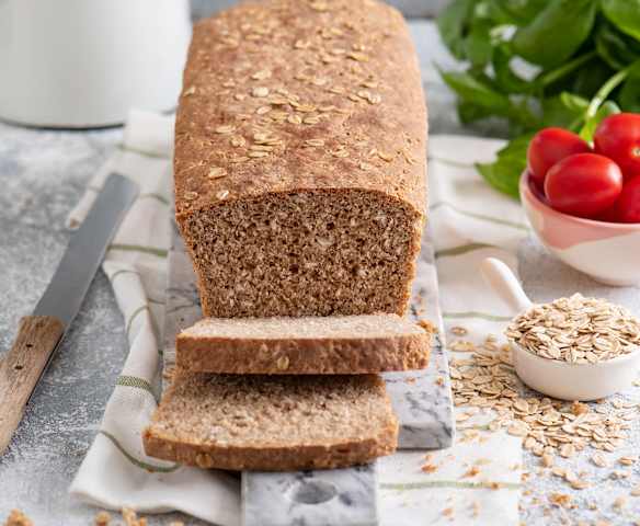 Chleb orkiszowy z płatkami owsianymi i sezamem