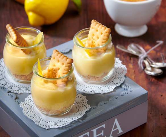 Bicchierini con crema al limone e biscotti