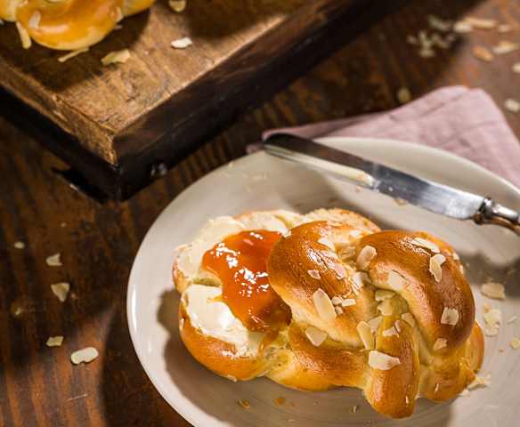 Bollitos trenzados con pasas y almendras