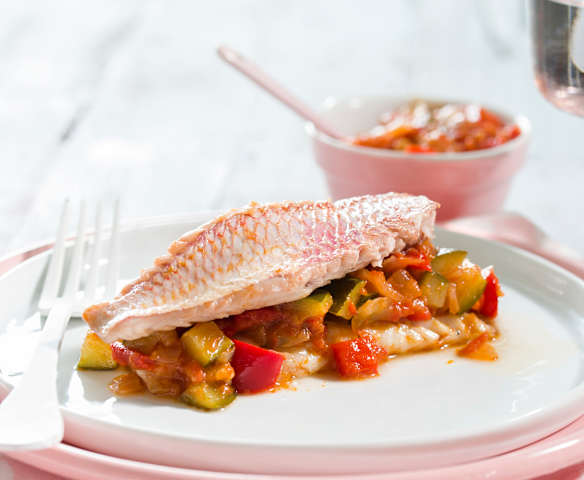 Salmonetes con pisto de verduras