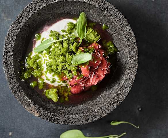 Granita ze šťovíku, jogurt, rebarbory, ibišek