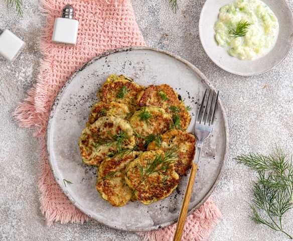 Placki cukiniowe z sosem tzatziki Placki cukiniowe z sosem tzatziki