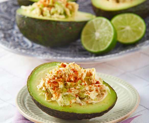 Aguacates rellenos con ensalada de pollo low carb