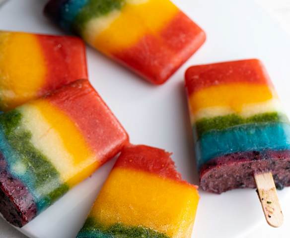 Ghiaccioli alla frutta arcobaleno