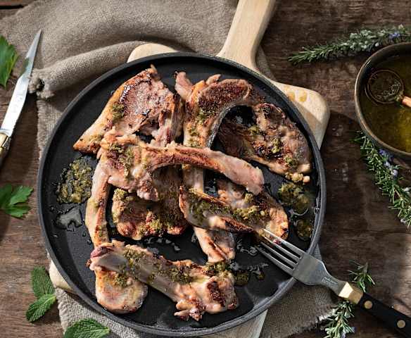 Chuletas de cordero con salsa de hierbas al vacío