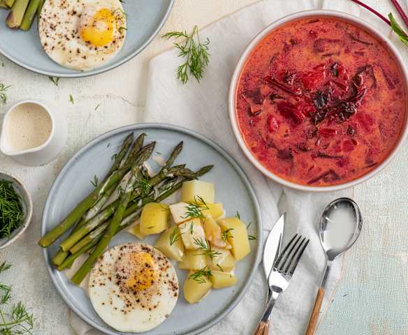 Zupa botwinka; Jajka sadzone na Varomie z ziemniakami i szparagami