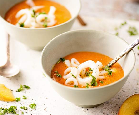Sopa fría de melocotón con calamares