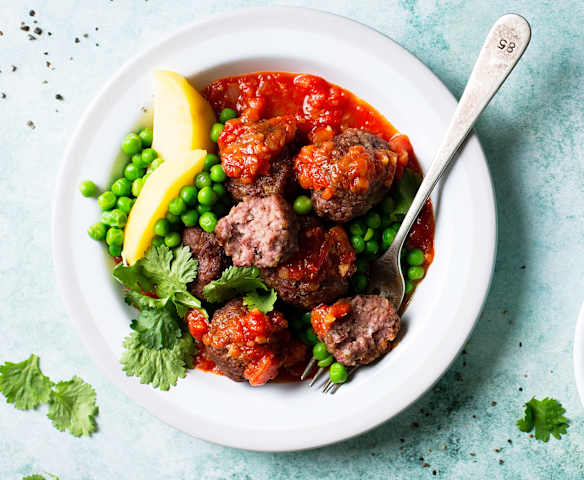 Albóndigas de ternera con patatas y guisantes