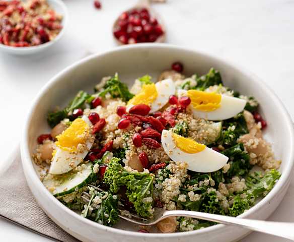 Salat med quinoa, grønkål og æg (2200 kcal) Salat med quinoa, grønkål og æg (2200 kcal)