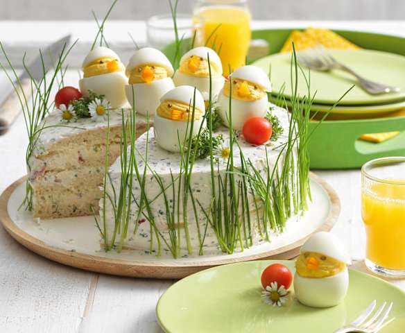 Pikante Sandwichtorte mit Ei-Küken
