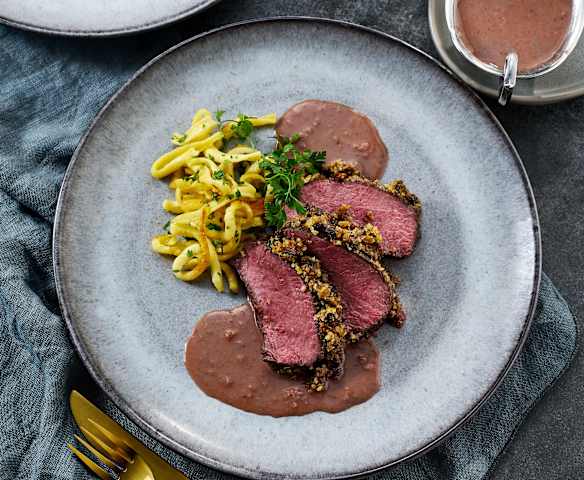 Hirschrücken mit Kakaokruste und Schokoladen-Orangen-Butter