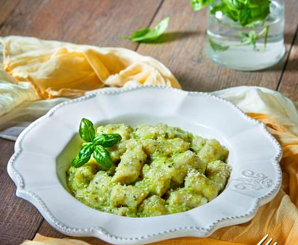 Gnocchi al basilico e menta con salsa alle zucchine