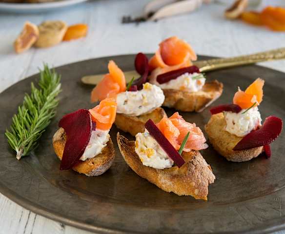 Καναπεδάκια με τυρί κρέμα, αποξηραμένα φρούτα και καπνιστό σολομό