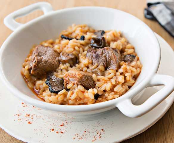 Arroz con setas de temporada, pato y trufa