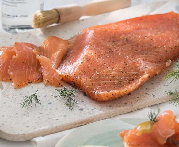 Salmón marinado al vodka con salsa de mostaza y eneldo Salmón marinado al vodka con salsa de mostaza y eneldo