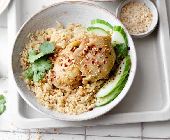 Frango com gengibre, arroz e molho de amendoim