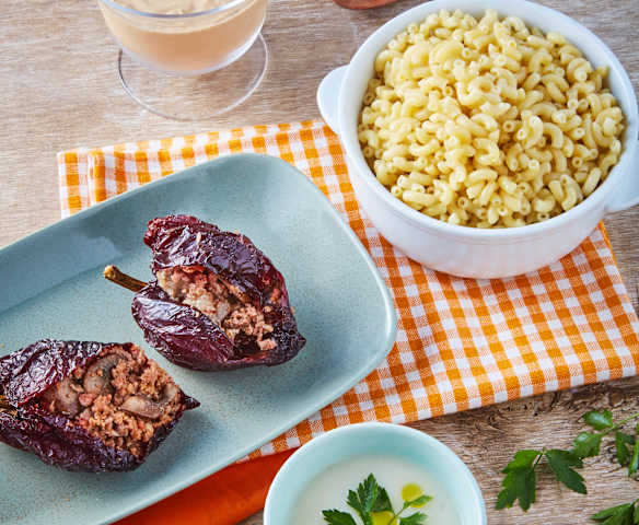 Chiles rellenos con chorizo y hongos, sopa de poro, pasta y cheesecake de café