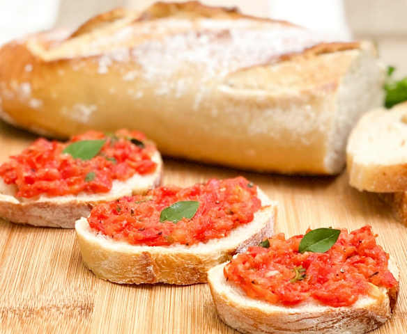 Bruschetta de tomate e manjericão