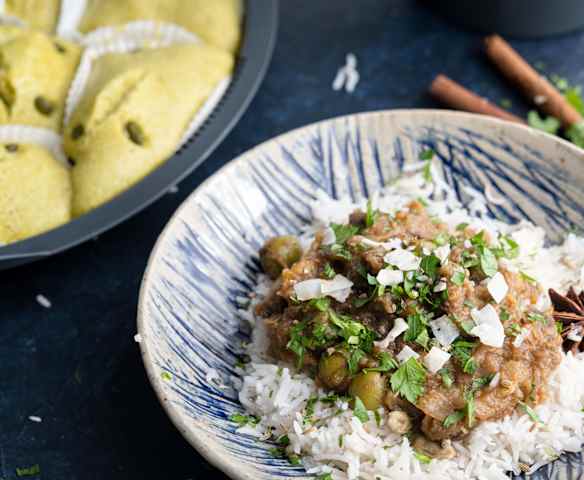 Tayín de ternera con arroz especiado y mini pasteles de pistacho