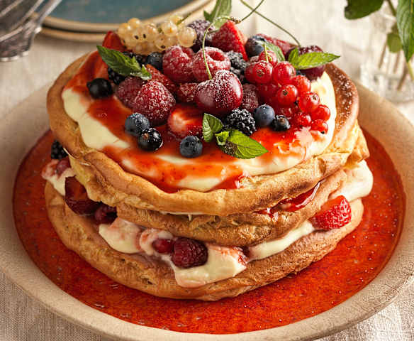 Brandteigtorte mit Vanillecreme und frischen Beeren