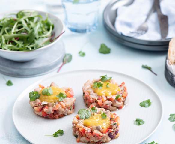 Tatar ze śledzia z kolendrą i mango