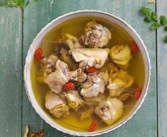 枸杞田七煲鸡汤