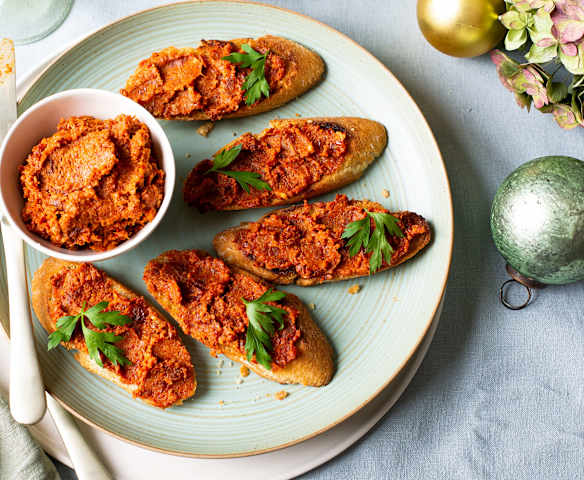 Φρυγανισμένο ψωμί με αλοιφή ψητής πιπεριάς και κάσιους