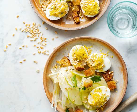 Œufs mimosa, salade de fenouil à la pomme