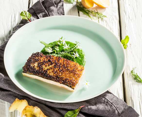 Saiblingsfilets in Erdäpfelkruste mit Frühlingskräutersauce