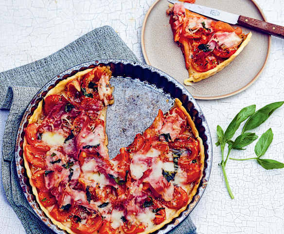 Tarte à la tomate, jambon, cantal et basilic