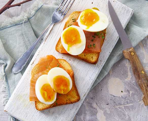 Uova barzotte su pan brioche con salmone affumicato Uova barzotte su pan brioche con salmone affumicato