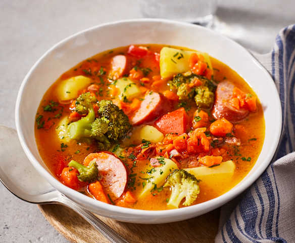 Gulasz warzywny z ziemniakami i kiełbasą