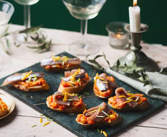 Tostas de rougail a la naranja con sardina ahumada