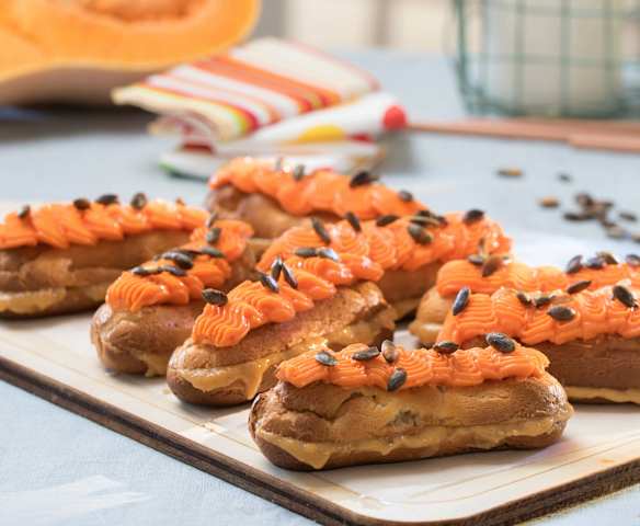 Eclairs de crema de calabaza con frosting de mantequilla a la naranja